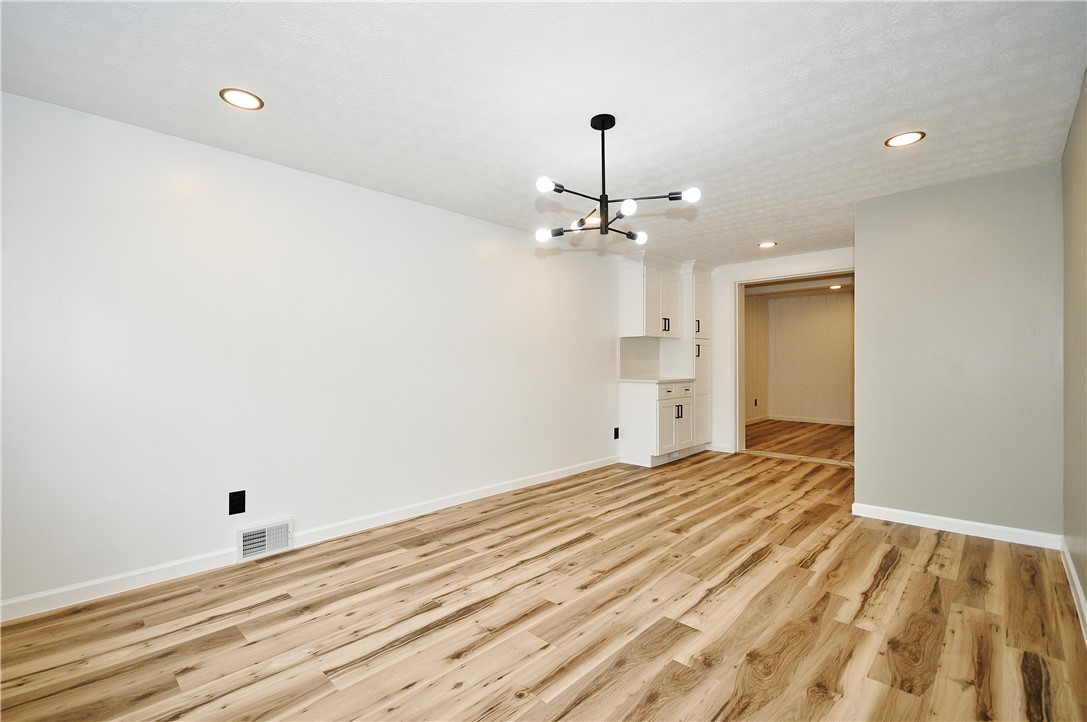 2822 Dwight Ave