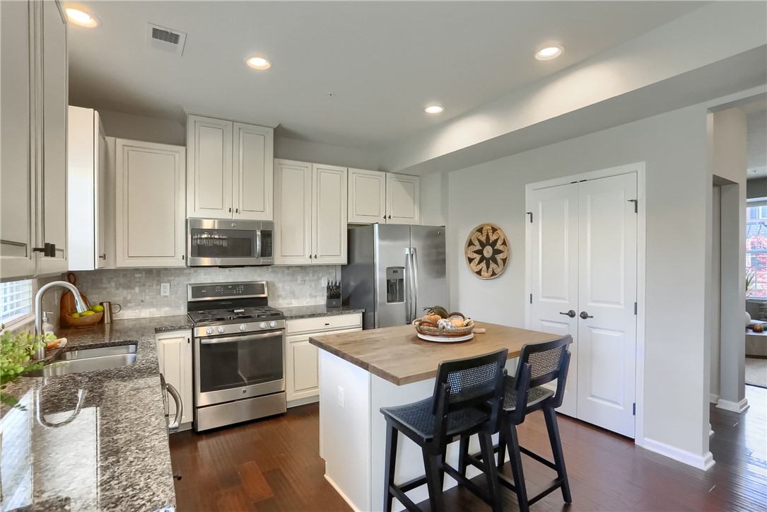 1204 Pointe View Dr