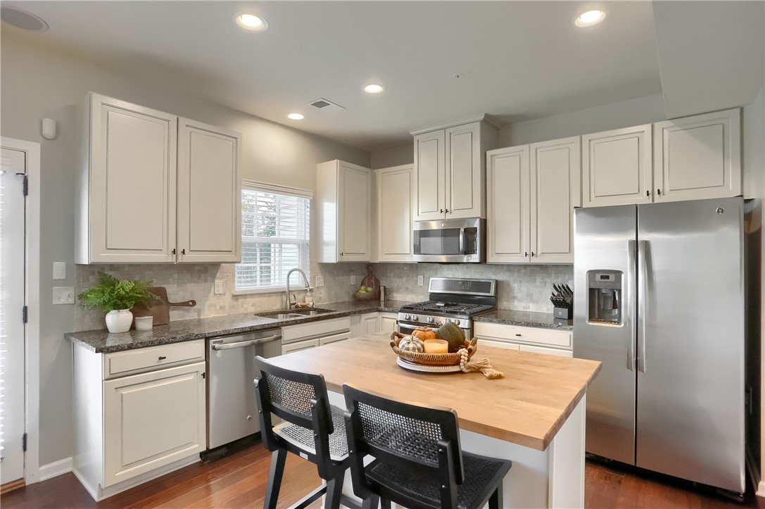 1204 Pointe View Dr