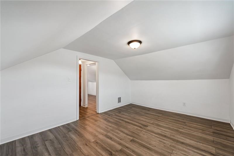 1431 James St