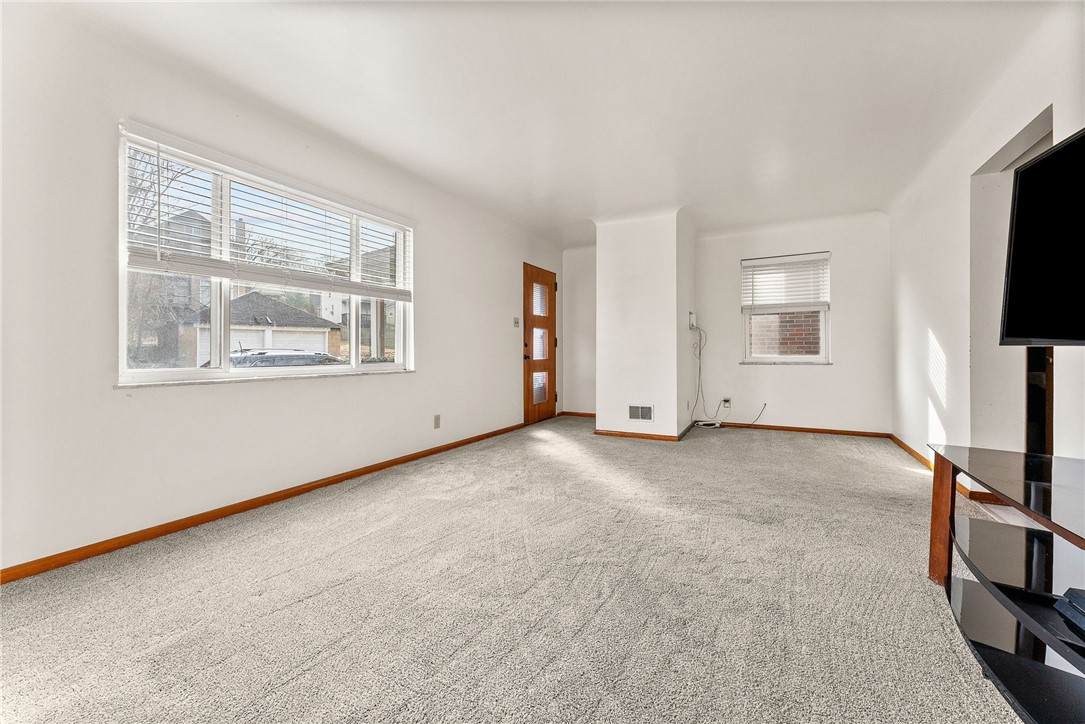 907 Lenz Ave