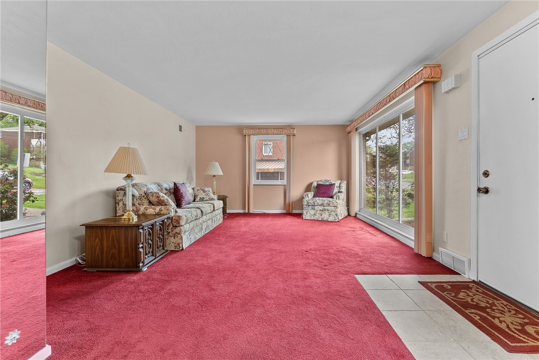 943 Rita Dr