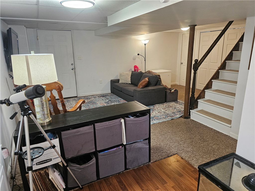 1099 Vine St