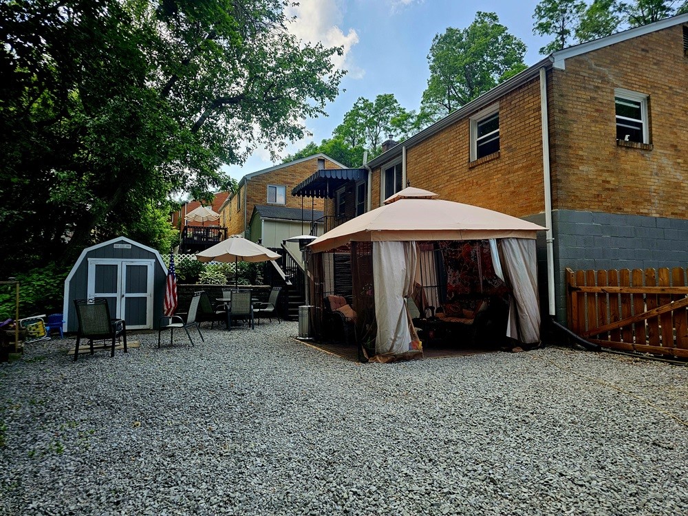 1099 Vine St