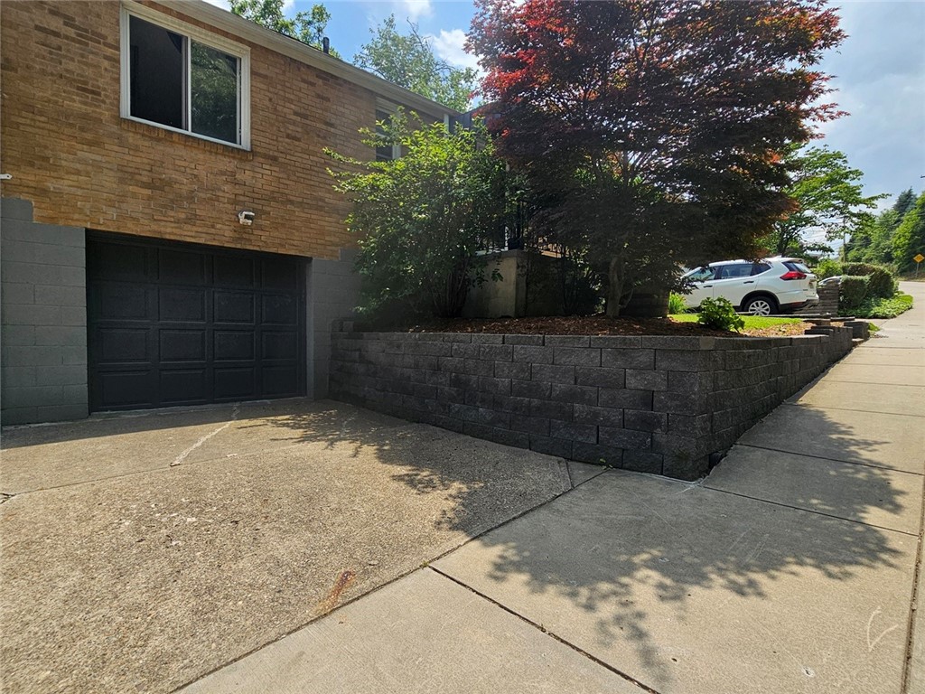 1099 Vine St