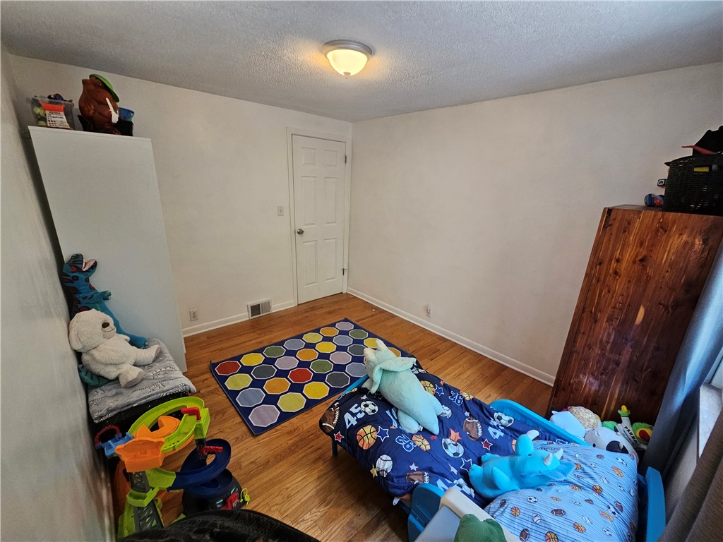 1099 Vine St