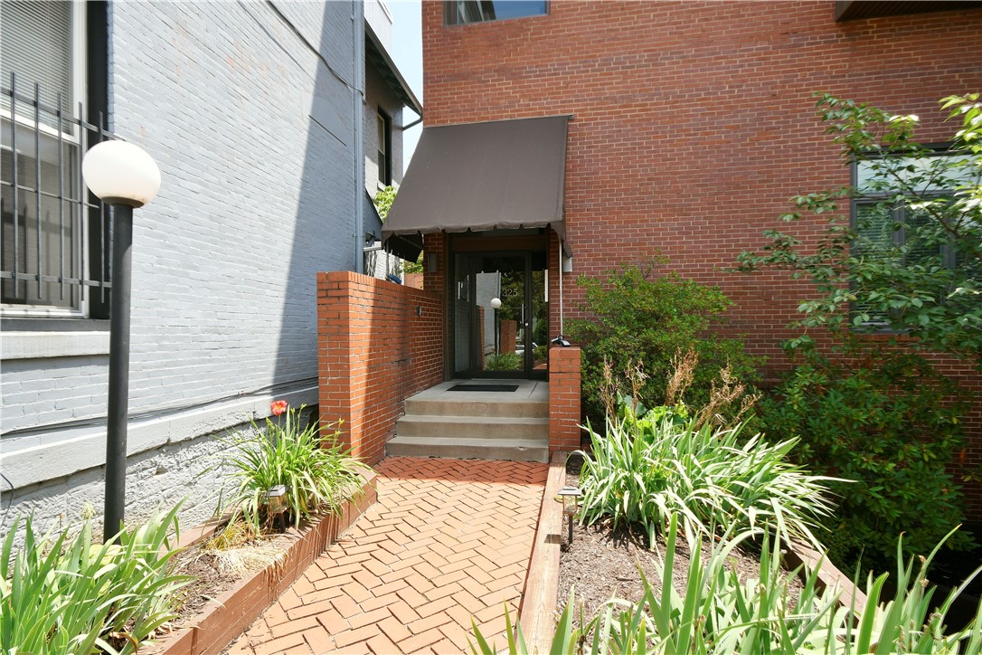 325 S Highland Ave 105