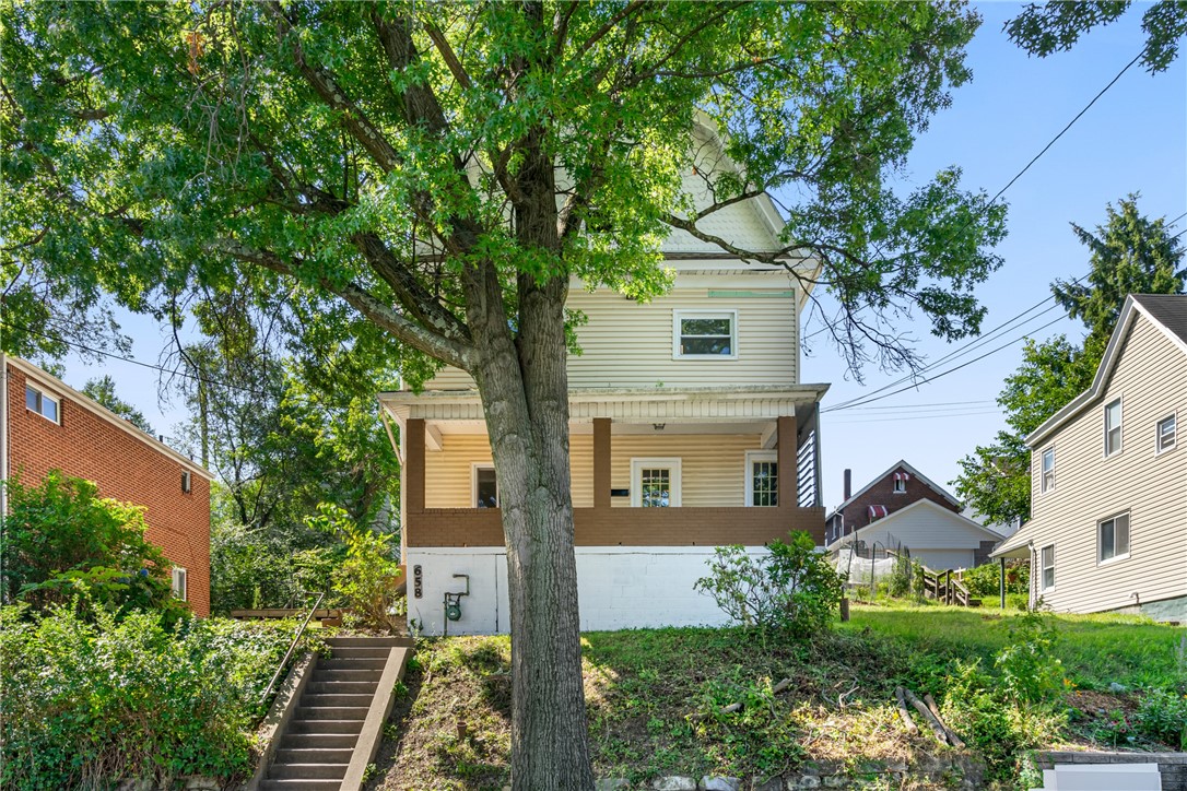 658 Montclair St