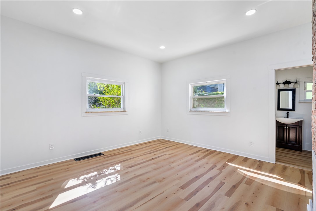 658 Montclair St