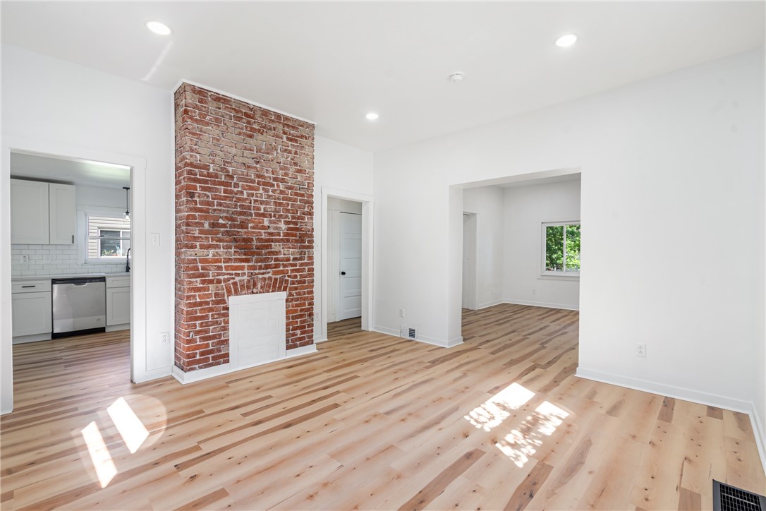 658 Montclair St