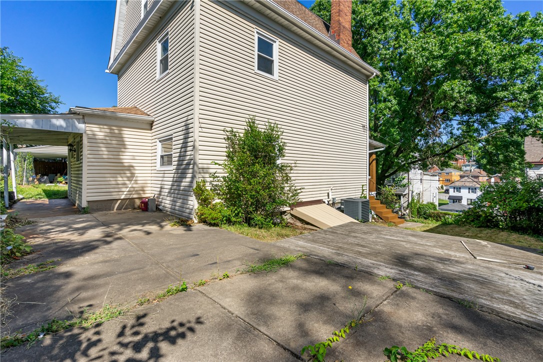 658 Montclair St