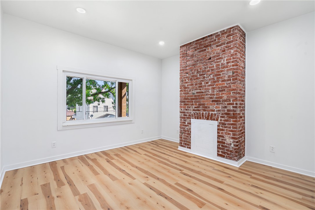 658 Montclair St