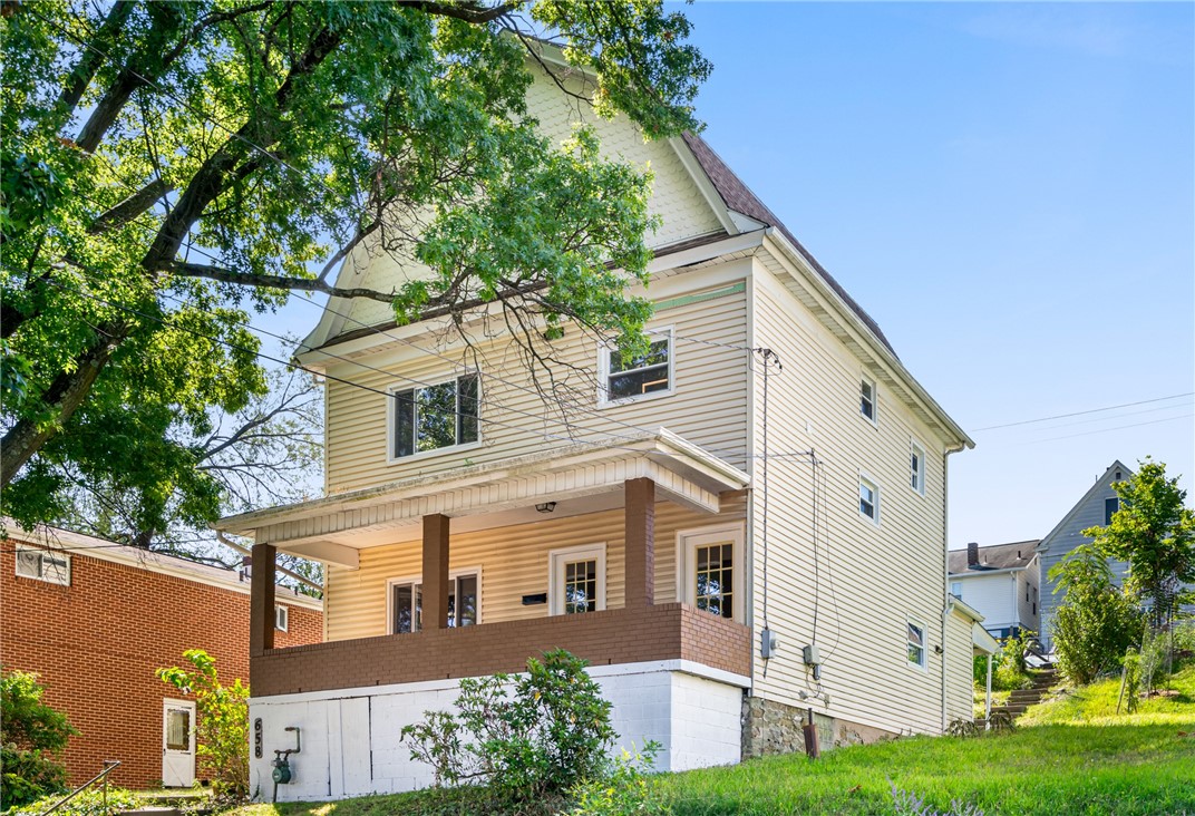 658 Montclair St