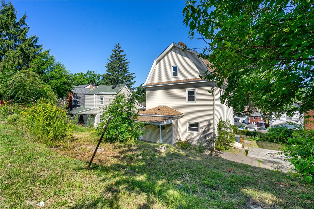 658 Montclair St