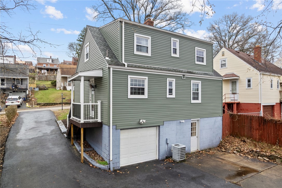 1943 Altmar St