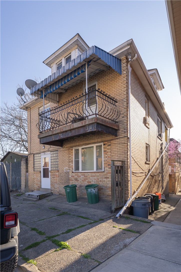 881 Lenz Ave