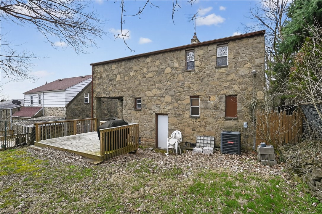 2036 Sampson St