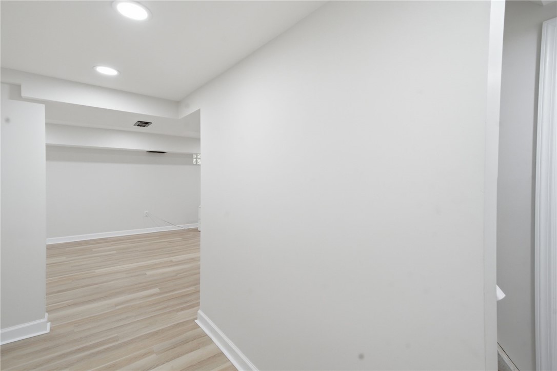 985 Blackhawk Rd