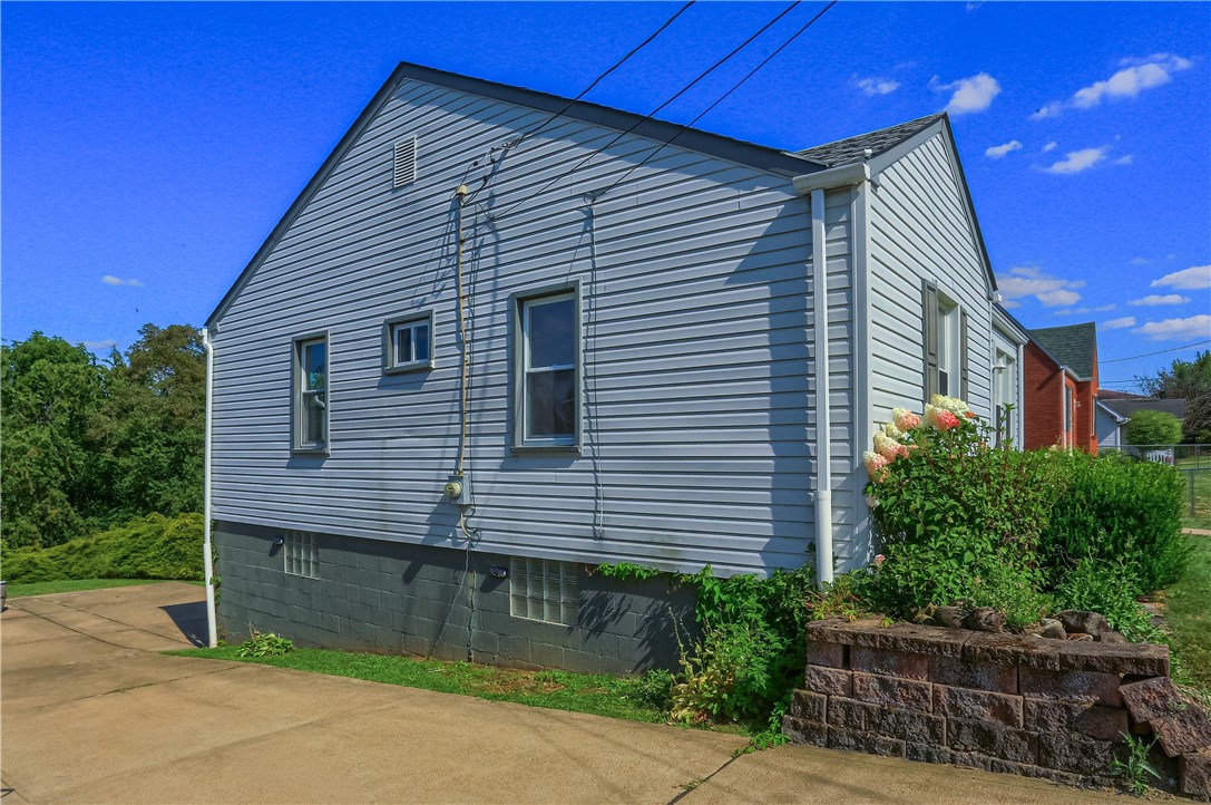 50 Agnes St
