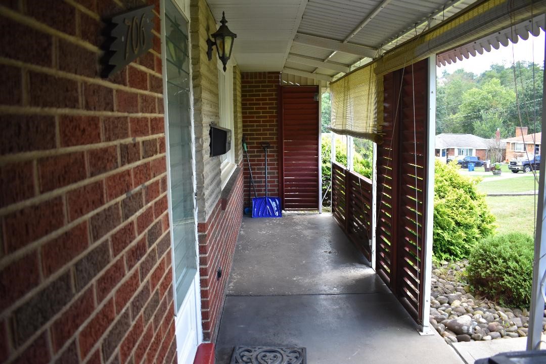 706 Lechner Ln