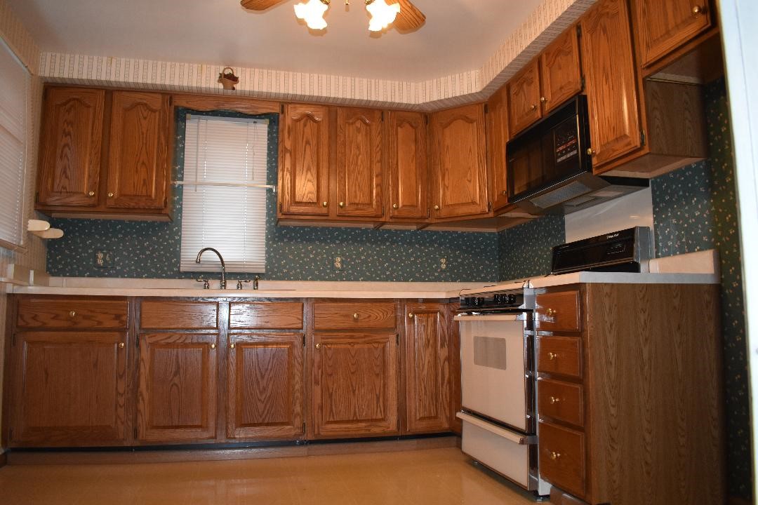 706 Lechner Ln