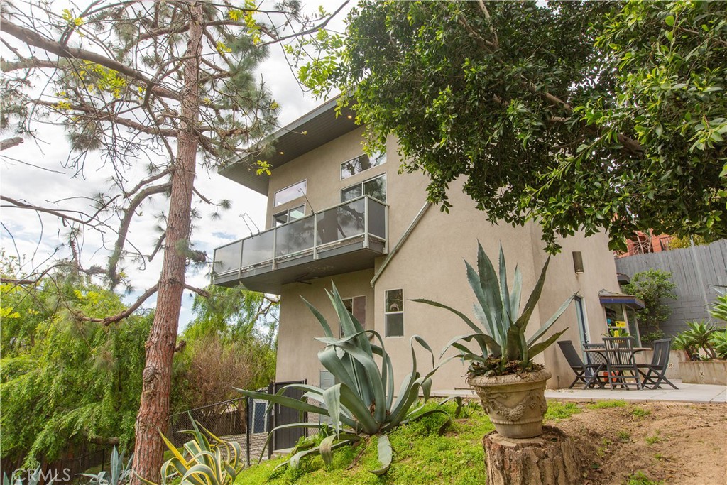 3836 De Longpre Avenue