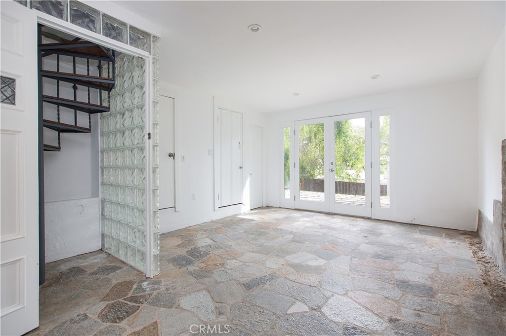 3836 De Longpre Avenue
