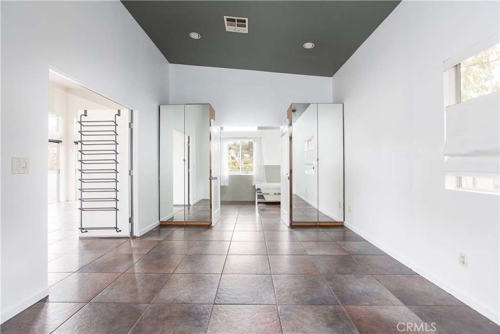 3836 De Longpre Avenue