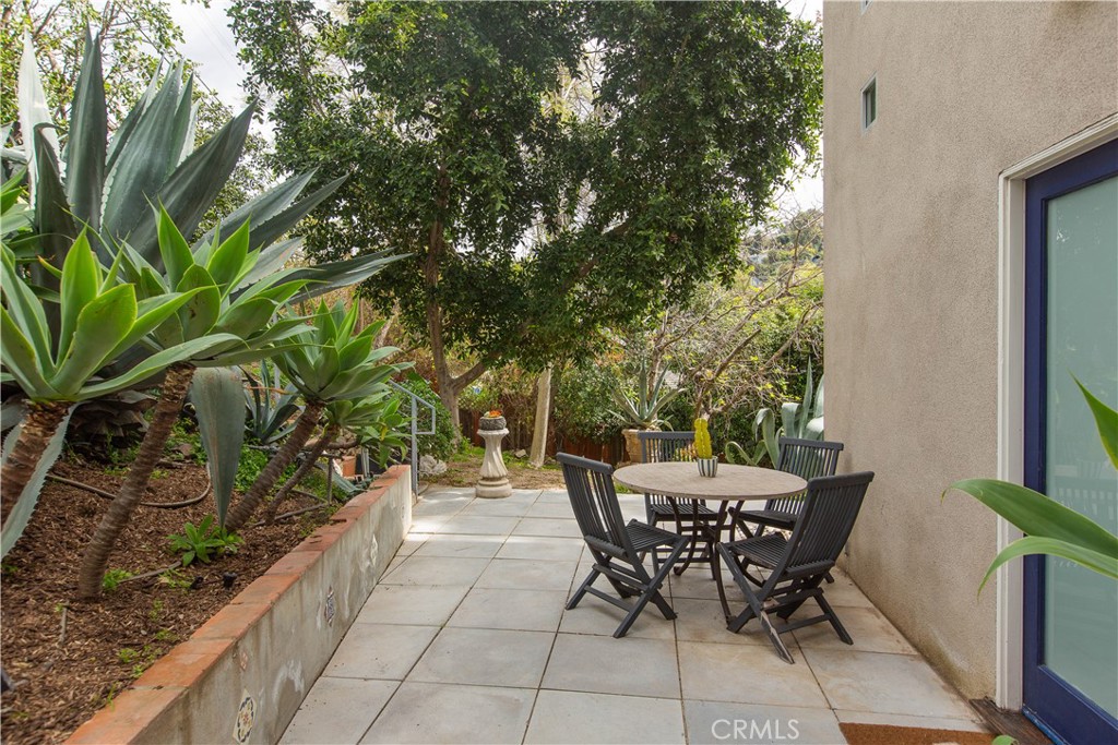 3836 De Longpre Avenue