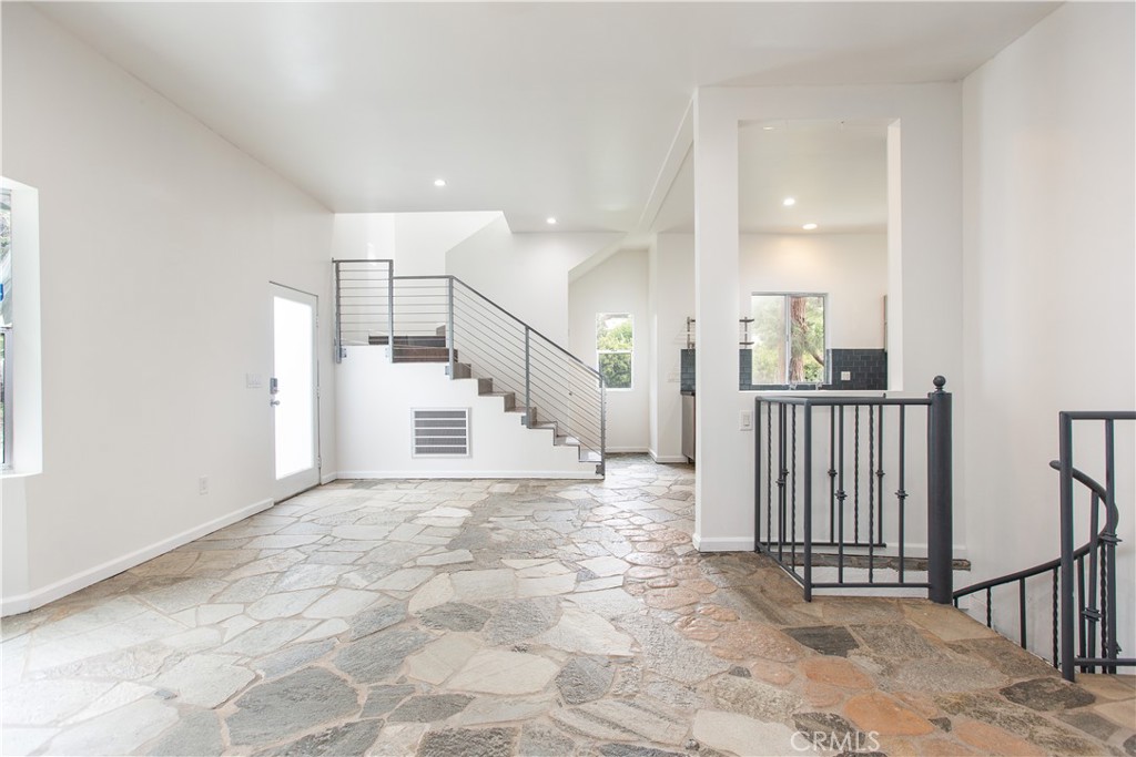 3836 De Longpre Avenue