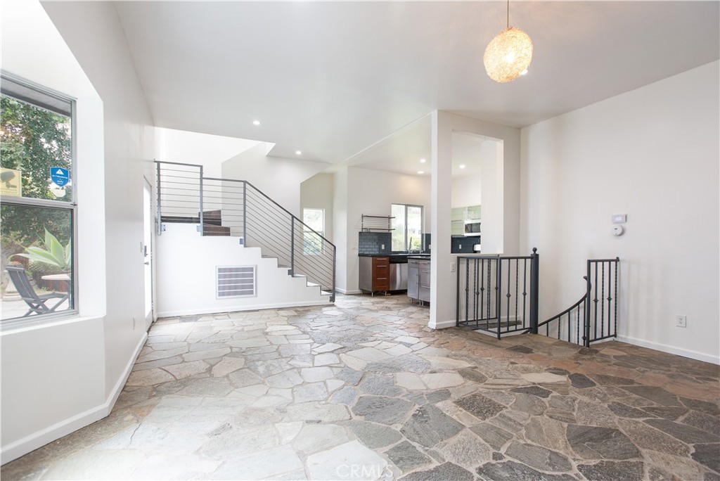 3836 De Longpre Avenue