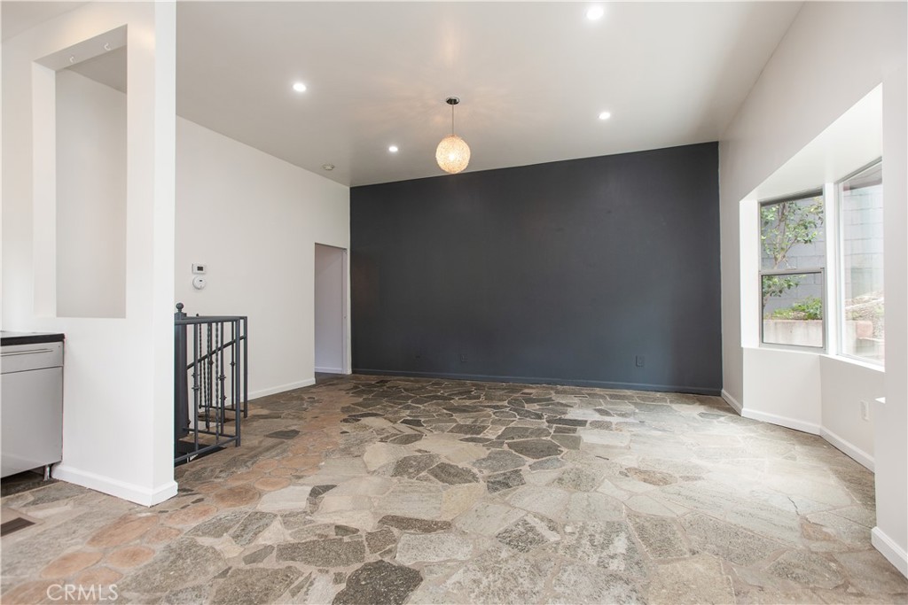 3836 De Longpre Avenue