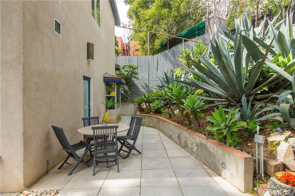 3836 De Longpre Avenue