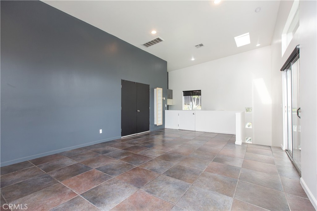 3836 De Longpre Avenue