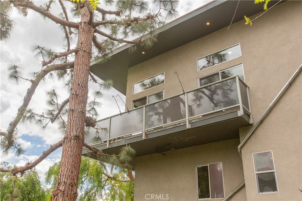 3836 De Longpre Avenue