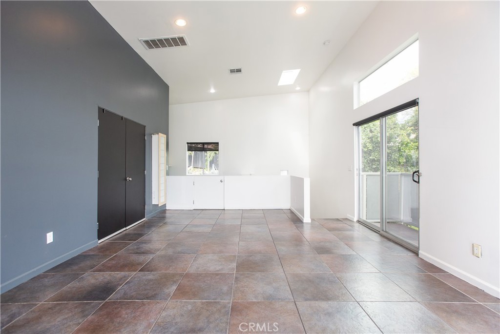 3836 De Longpre Avenue