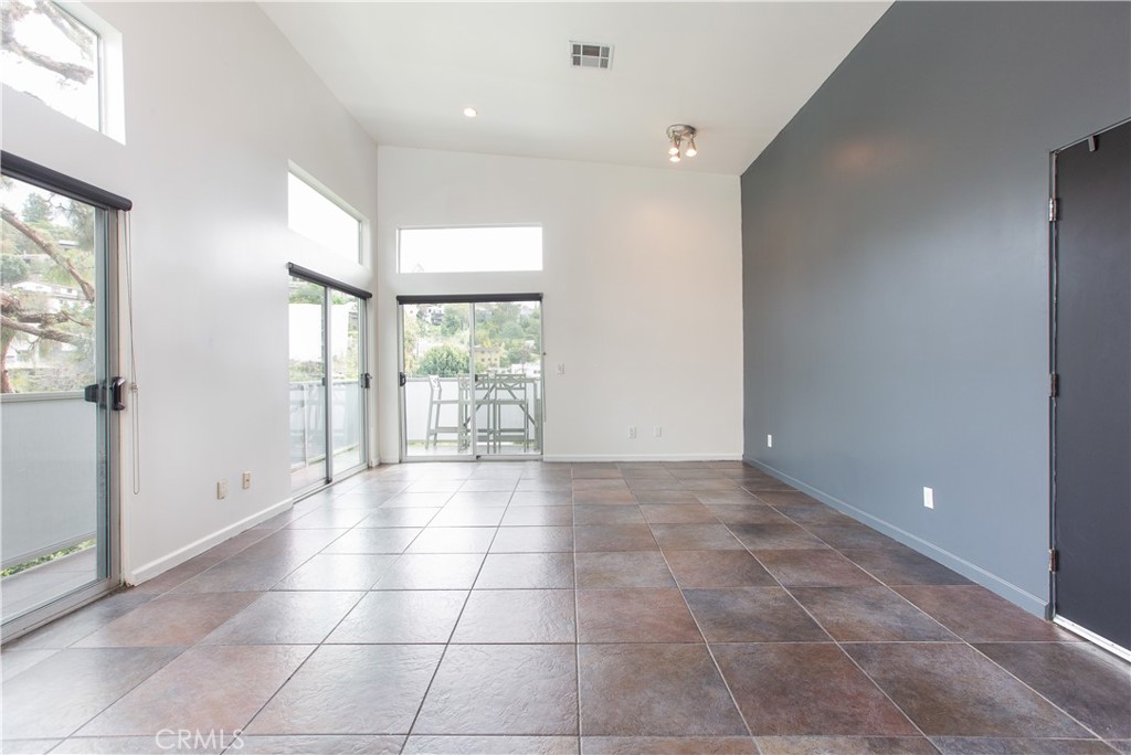 3836 De Longpre Avenue