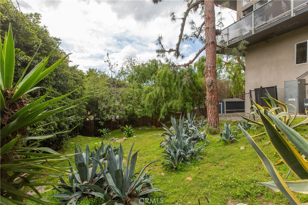 3836 De Longpre Avenue