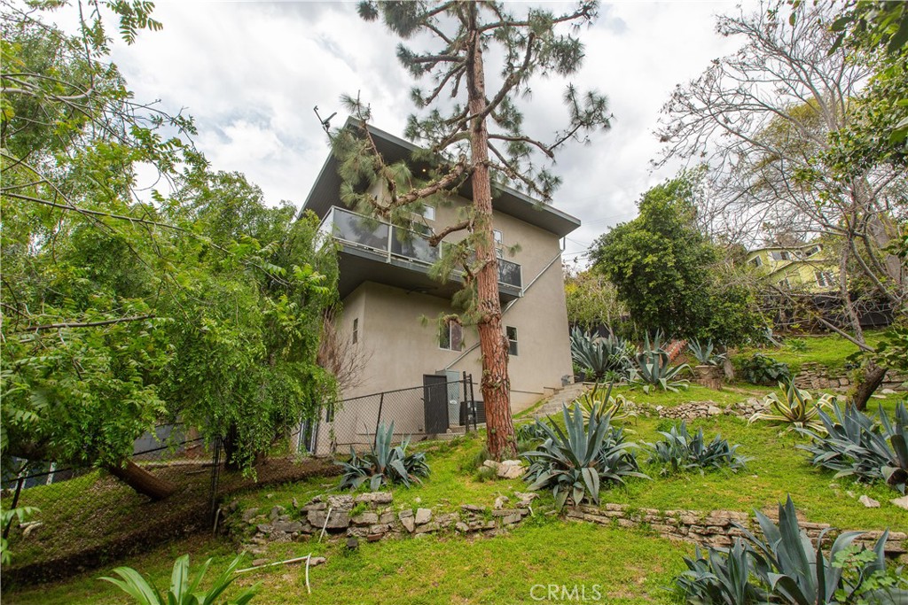 3836 De Longpre Avenue