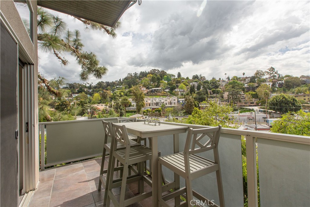 3836 De Longpre Avenue