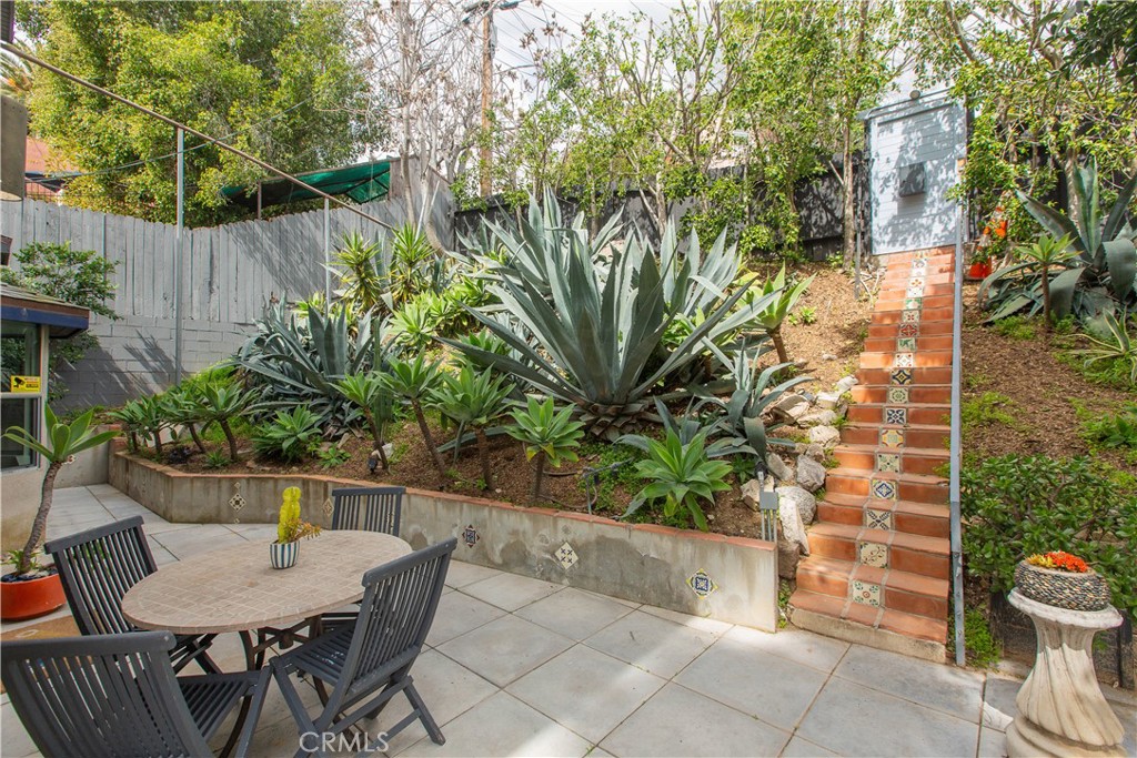 3836 De Longpre Avenue