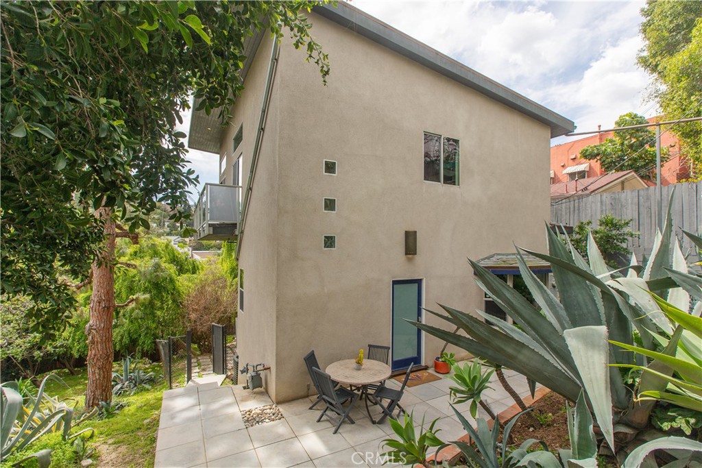 3836 De Longpre Avenue