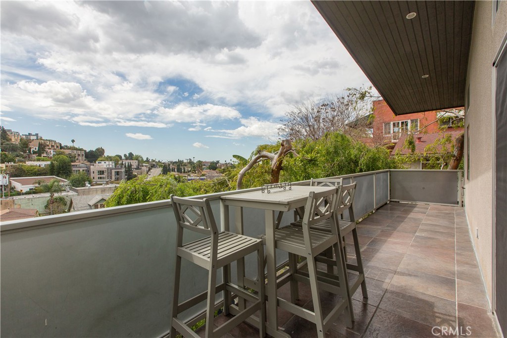 3836 De Longpre Avenue