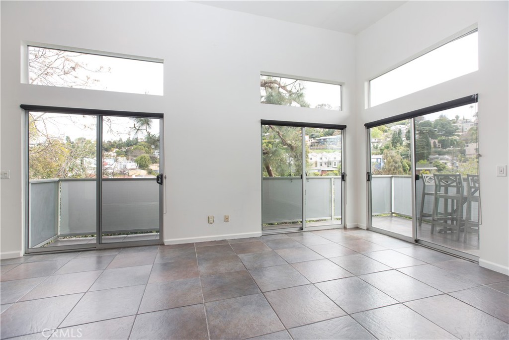 3836 De Longpre Avenue