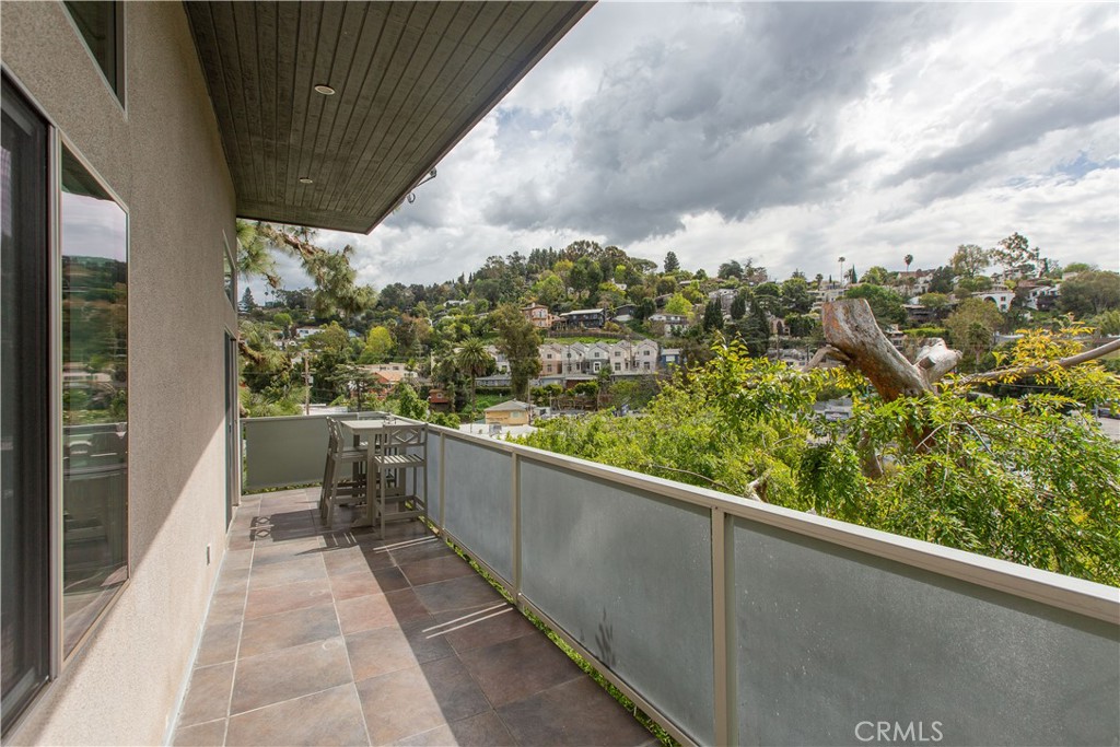 3836 De Longpre Avenue