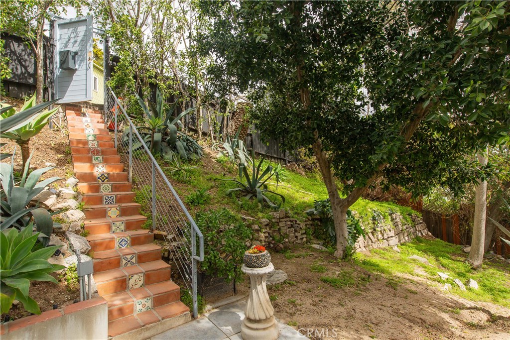 3836 De Longpre Avenue