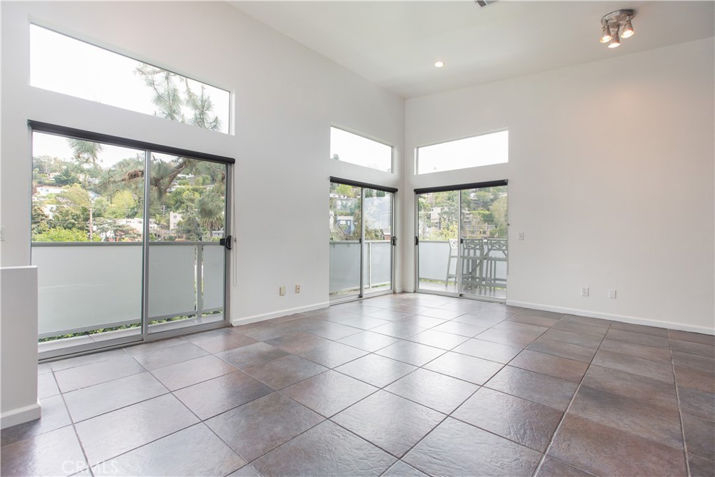 3836 De Longpre Avenue