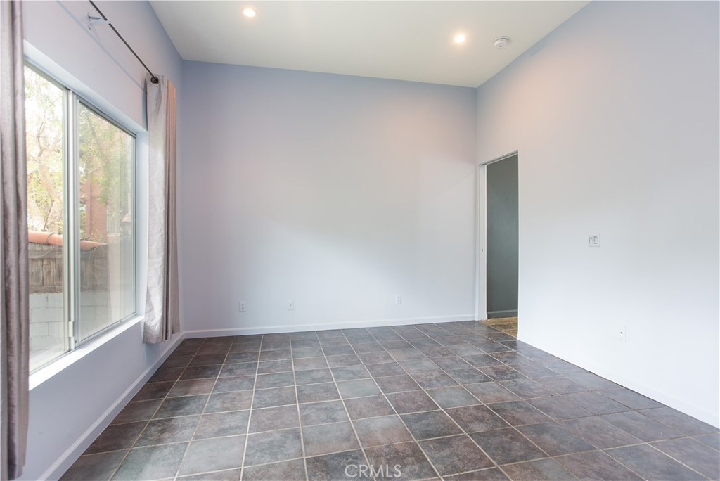 3836 De Longpre Avenue