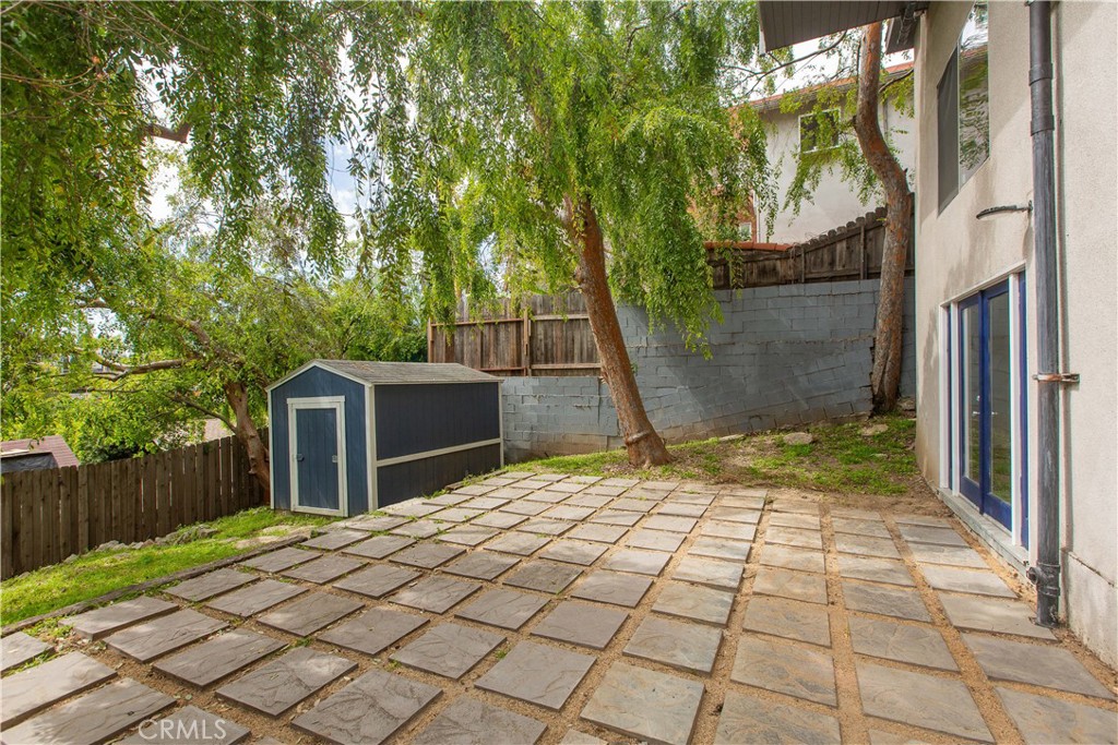 3836 De Longpre Avenue