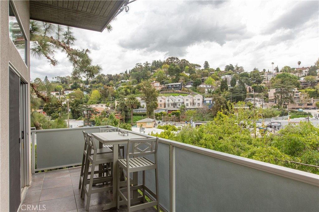 3836 De Longpre Avenue